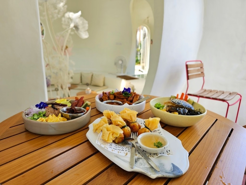 bake and more, bellinee’s rayong, guer cafe, happy camper rayong, happy camper คาเฟ่, mama don’t like espresso bar & bake lab, mhuan fun cafe & art, misahouse, phala craft coffee roasters, seaseoul cafe, she sails cafe & beach club, she sails rayong, the creeper house, triple o coffee, u cup coffee, คาเฟ่ระยอง, คาเฟ่ระยอง 2024, คาเฟ่ระยอง 2567, คาเฟ่ริมทะเล ระยอง, คาเฟ่เปิดใหม่ ระยอง, คาเฟ่ใกลฉัน, ซีโซล คาเฟ่, ปาฎี, มาม่า ดอนท์ ไลท์ คาเฟ่, มิสะเฮ้าท์, ระยอง 2024, ระยอง 2567, ระยอง คาเฟ่, ร้านปาฎี, ร้านเกื้อ, สวนก๋ง, เที่ยวระยอง, เบค แอนด์ มอร์ คาเฟ่, เบลลินี่ ระยอง, เหมือนฝัน คาเฟ่, top 15+ คาเฟ่ระยอง [สิงหาคม 2024] นั่งจิบชากาแฟ ทานเบเกอรี่ ดื่มด่ำธรรมชาติ รับลมริมทะเล