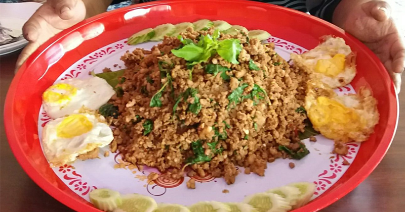 1. ร้านกระเพราถาดยักษ์, 2. ร้านเฮียพลกระเพราถาด, 3. ร้านกระเพราถาด (หน้าวัดใหญ่), 4. ร้านกระเพราถาดจัมโบ้, Top 4+ ร้านกระเพราถาดเจ้าเด็ด อิ่มอร่อยพุงกาง
