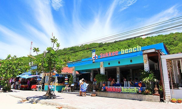 1.สุขขี บีช รีสอร์ท(Sukkee Beach Resort), 2.Kohlarn Pool Villa, 3.บ้านราชาวดี(Baan Rachawadee), 4.We home พูลวิลล่า เกาะล้าน, 5.เดอะไลท์เฮ้าส์ เกาะล้าน(The Lighthouse Kohlarn), 6.วิราวัน พูล รีสอร์ท เกาะล้าน, 7.Neuf Villa Koh Larn, 8.สิบแสนสมุทร(Sibsansmuth), Top 8+ บ้านพัก เกาะล้าน 15 คน มีสระว่ายน้ำ เย็นสบาย คลายร้อน