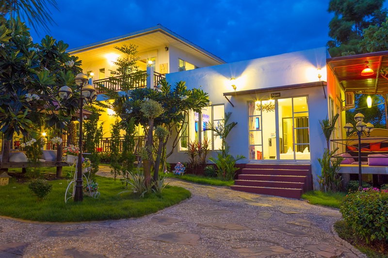 1.เดอะไลท์เฮ้าส์ เกาะล้าน(The Lighthouse Kohlarn), 2.Neuf Villa Koh Larn, 3.สิบแสนสมุทร(Sibsansmuth), 4.We home พูลวิลล่า เกาะล้าน, 5.บ้านราชาวดี(Baan Rachawadee), 6.สุขขี บีช รีสอร์ท(Sukkee Beach Resort), 7.วิราวัน พูล รีสอร์ท เกาะล้าน, 8.Kohlarn Pool Villa, Top 8+ บ้านพัก เกาะล้าน 10 คน ติดทะเล ใกล้ธรรมชาติมากกว่าที่เคย