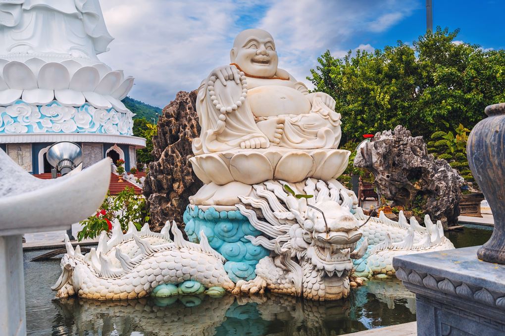 bai da obama, carp dragon, da nang cathedral, dragon bridge, hai van pass, linh ung temple, love bridge, son tra marina, son tra night market, the marble mountain, คาร์ปดราก้อน, คาร์ฟดราก้อน, ช่องเขาไฮวัน, ตลาดนัดกลางคืนเซินตรา, ตลาดฮาน, ตลาดเก่าดานัง, ที่เที่ยวดานัง, บานาฮิลล์, ภูเขาหินอ่อน, วัดหลินอึ๋ง, สะพานมังกร, สะพานมือ, สะพานแห่งความรัก, หาดหินโอบามา, อุโมงค์ไฮวัน, เจ้าแม่กวนอิม ดานัง, เที่ยวดานัง, เที่ยวดานัง 2024, เที่ยวดานัง 2567, แลนด์มาร์คดานัง, โบสถ์คริสต์ ดานัง, top 12+ ที่เที่ยวดานัง 2024 ดูมังกรพ่นไฟ เช็คอินแลนด์มาร์คยอดฮิต