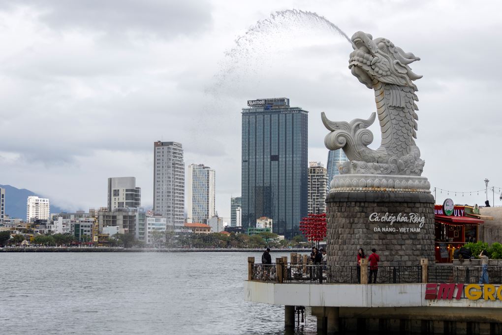 bai da obama, carp dragon, da nang cathedral, dragon bridge, hai van pass, linh ung temple, love bridge, son tra marina, son tra night market, the marble mountain, คาร์ปดราก้อน, คาร์ฟดราก้อน, ช่องเขาไฮวัน, ตลาดนัดกลางคืนเซินตรา, ตลาดฮาน, ตลาดเก่าดานัง, ที่เที่ยวดานัง, บานาฮิลล์, ภูเขาหินอ่อน, วัดหลินอึ๋ง, สะพานมังกร, สะพานมือ, สะพานแห่งความรัก, หาดหินโอบามา, อุโมงค์ไฮวัน, เจ้าแม่กวนอิม ดานัง, เที่ยวดานัง, เที่ยวดานัง 2024, เที่ยวดานัง 2567, แลนด์มาร์คดานัง, โบสถ์คริสต์ ดานัง, top 12+ ที่เที่ยวดานัง 2024 ดูมังกรพ่นไฟ เช็คอินแลนด์มาร์คยอดฮิต