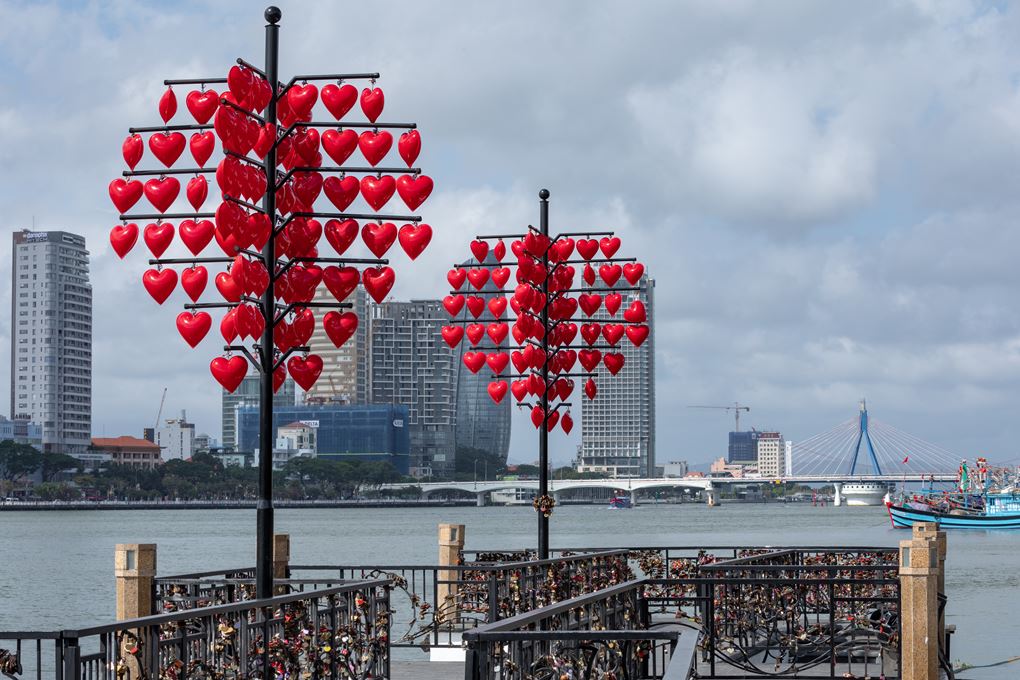 bai da obama, carp dragon, da nang cathedral, dragon bridge, hai van pass, linh ung temple, love bridge, son tra marina, son tra night market, the marble mountain, คาร์ปดราก้อน, คาร์ฟดราก้อน, ช่องเขาไฮวัน, ตลาดนัดกลางคืนเซินตรา, ตลาดฮาน, ตลาดเก่าดานัง, ที่เที่ยวดานัง, บานาฮิลล์, ภูเขาหินอ่อน, วัดหลินอึ๋ง, สะพานมังกร, สะพานมือ, สะพานแห่งความรัก, หาดหินโอบามา, อุโมงค์ไฮวัน, เจ้าแม่กวนอิม ดานัง, เที่ยวดานัง, เที่ยวดานัง 2024, เที่ยวดานัง 2567, แลนด์มาร์คดานัง, โบสถ์คริสต์ ดานัง, top 12+ ที่เที่ยวดานัง 2024 ดูมังกรพ่นไฟ เช็คอินแลนด์มาร์คยอดฮิต