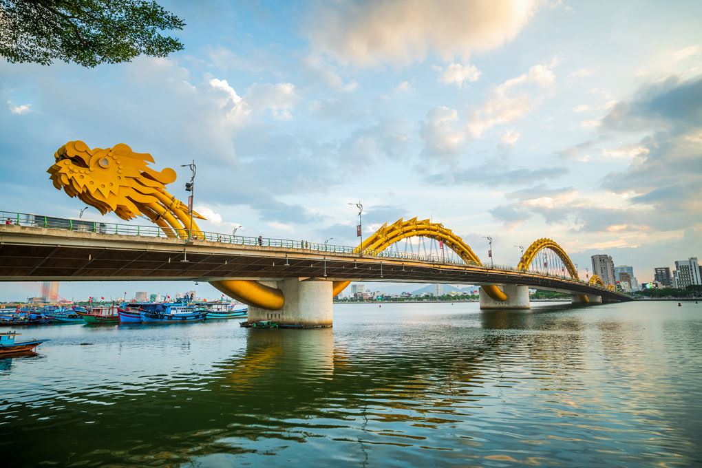 สะพานมังกร (Dragon Bridge), สะพานแห่งความรัก (Love Bridge), คาร์ปดราก้อน (Carp Dragon), โบสถ์คริสต์ ดานัง (Da Nang Cathedral), วัดหลินอึ๋ง ดานัง (Linh Ung Temple), Son Tra Marina, ตลาดนัดกลางคืนเซินตรา (Son Tra Night Market), ช่องเขาไฮวัน (Hai Van Pass), ภูเขาหินอ่อน (The Marble Mountain), ตลาดฮาน ดานัง (Han Market), หาดหินโอบามา (Bai Da Obama), บานาฮิลล์ (Ba Na Hill), Top 12+ ที่เที่ยวดานัง 2024 ดูมังกรพ่นไฟ เช็คอินแลนด์มาร์คยอดฮิต