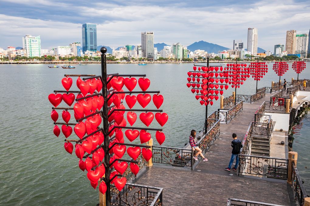 bai da obama, carp dragon, da nang cathedral, dragon bridge, hai van pass, linh ung temple, love bridge, son tra marina, son tra night market, the marble mountain, คาร์ปดราก้อน, คาร์ฟดราก้อน, ช่องเขาไฮวัน, ตลาดนัดกลางคืนเซินตรา, ตลาดฮาน, ตลาดเก่าดานัง, ที่เที่ยวดานัง, บานาฮิลล์, ภูเขาหินอ่อน, วัดหลินอึ๋ง, สะพานมังกร, สะพานมือ, สะพานแห่งความรัก, หาดหินโอบามา, อุโมงค์ไฮวัน, เจ้าแม่กวนอิม ดานัง, เที่ยวดานัง, เที่ยวดานัง 2024, เที่ยวดานัง 2567, แลนด์มาร์คดานัง, โบสถ์คริสต์ ดานัง, top 12+ ที่เที่ยวดานัง 2024 ดูมังกรพ่นไฟ เช็คอินแลนด์มาร์คยอดฮิต